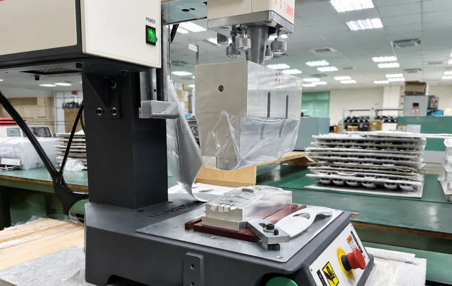 Gooten の製造現場にある超音波溶着ステーションと治具